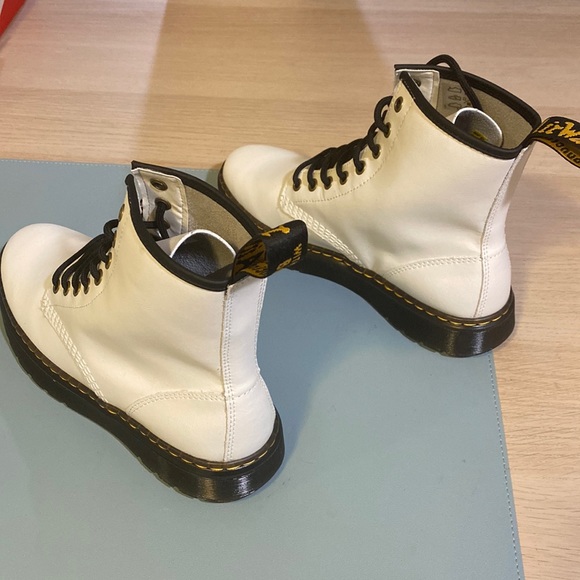 Dr. Martens Zavala white leather 8 eyelet lace up combat boots - Picture 2 of 4